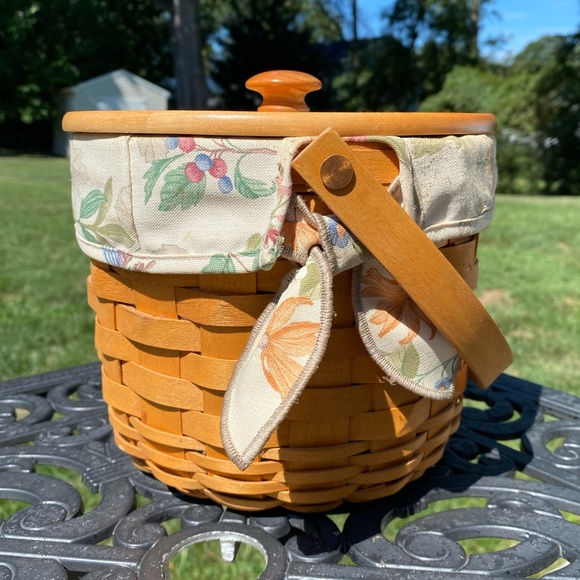 2000 Longaberger Medium Fruit Basket - Picture 2 of 7